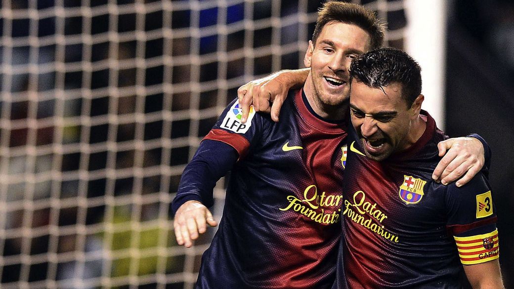 Messi e Xavi comemoram gol pelo Barcelona contra o Valladolid