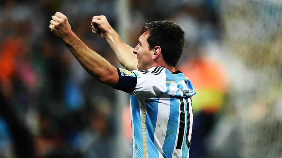 Messi comemora a vitória da Argentina nos pênaltis sobre a Holanda, no Itaquerão em São Paulo