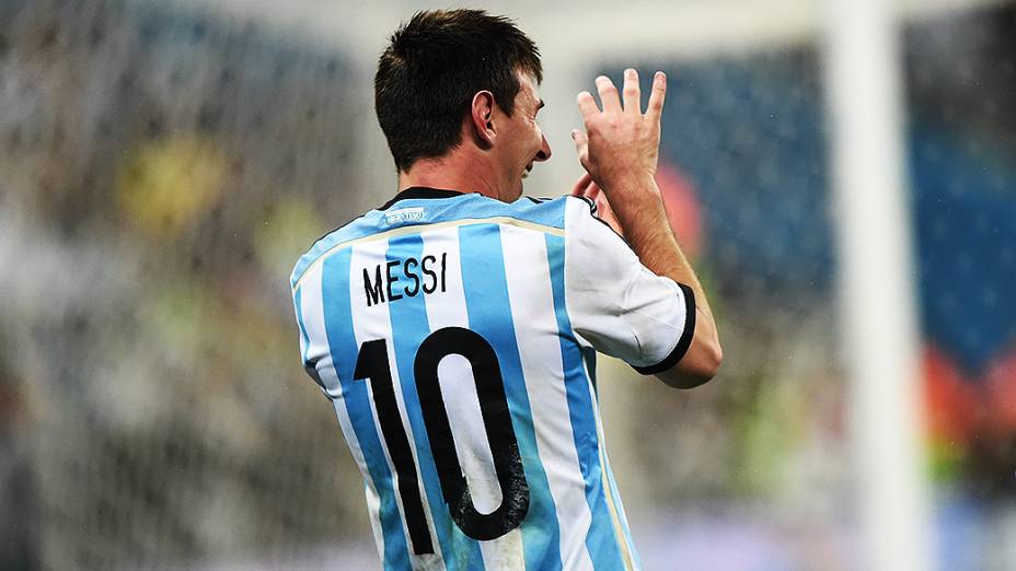 Messi comemora a vitória da Argentina nos pênaltis sobre a Holanda, no Itaquerão em São Paulo