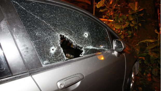 O ex-mestre de bateria da Imperatriz Leopoldinense Marcone Sacramento, de 32 anos, estava dentro do Honda Fit, placa LUA 0015, quando homens armados, num veículo ainda não identificado, fizeram pelo menos dez disparos