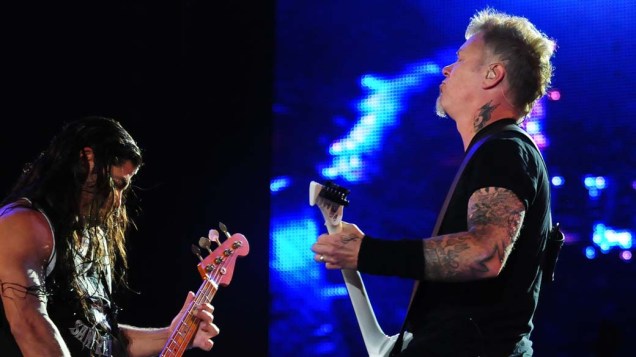 O baixista Robert Trujillo e James Hetfield durante o show do Metallica no palco Mundo, no terceiro dia do Rock in Rio, em 25/09/2011