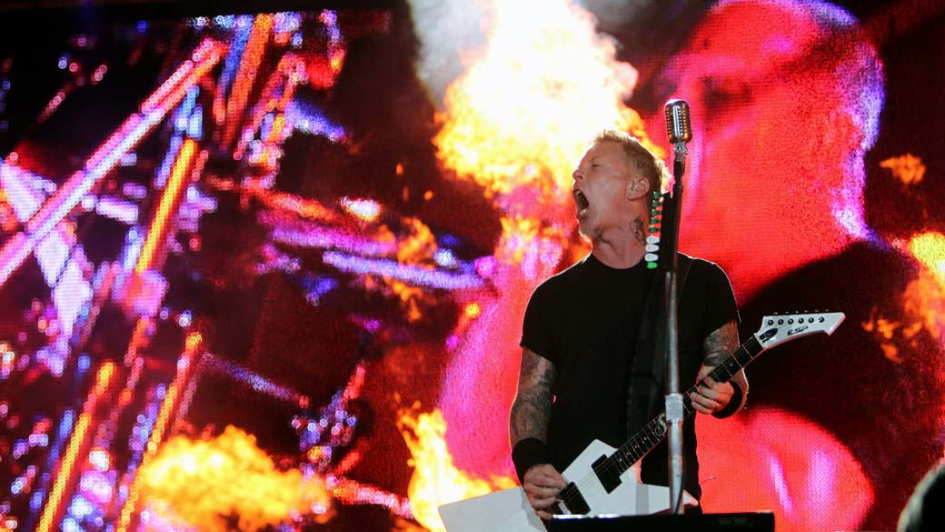 O vocalista James Hetfield durante o show do Metallica no palco Mundo, no terceiro dia do Rock in Rio, em 25/09/2011