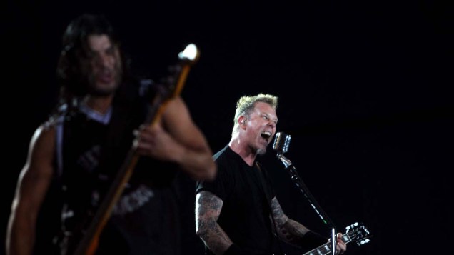 Robert Trujillo e James Hetfield durante o show do Metallica no palco Mundo, no terceiro dia do Rock in Rio, em 25/09/2011