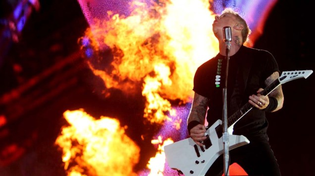 O vocalista James Hetfield durante o show do Metallica no palco Mundo, no terceiro dia do Rock in Rio, em 25/09/2011