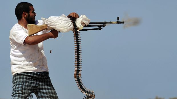 A poucos quilômetros de Sirte, rebeldes testa sua metralhadora