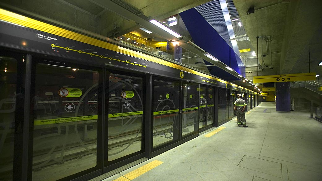 Plataforma da Linha 4 amarela na estação do Metrô Pinheiros, em São Paulo