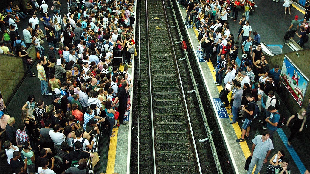 Falta de energia na linha vermelha do Metrô na Estação da Barra Funda, em São Paulo