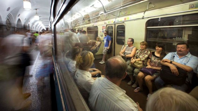 Movimentação em uma estação de metrô em Moscou, na Rússia