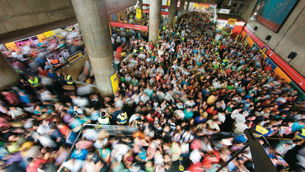 Multidão espera metrô na plataforma da Estação Sé, em São Paulo, em 15/06/12