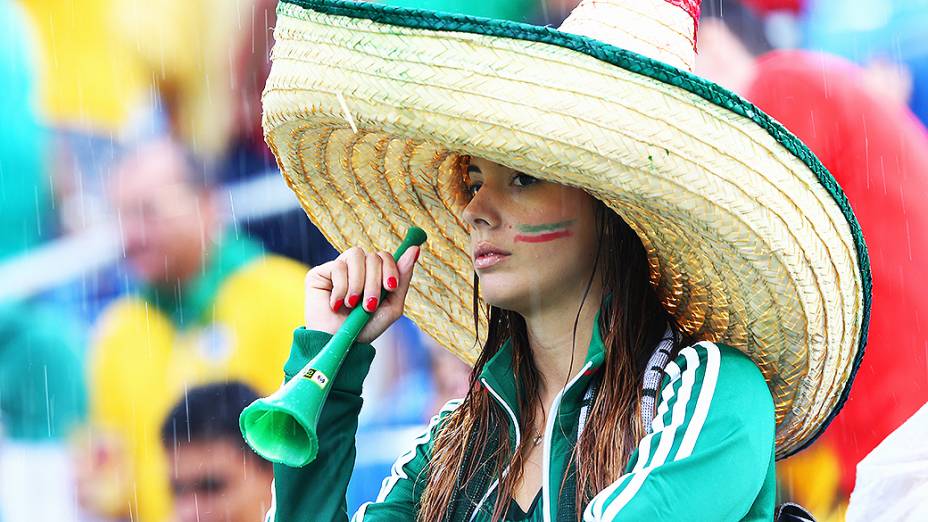 Torcedora mexicana usa um sombrero durante o jogo entre México e Camarões na Arena das Dunas, em Natal