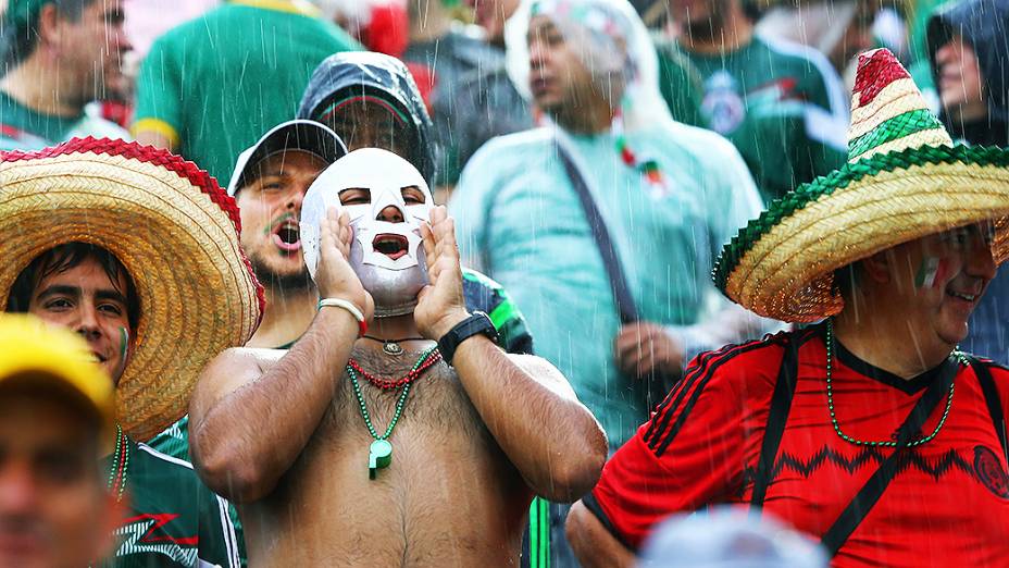Torcedor mexicano usa uma máscara durante o jogo entre México e Camarões na Arena das Dunas, em Natal