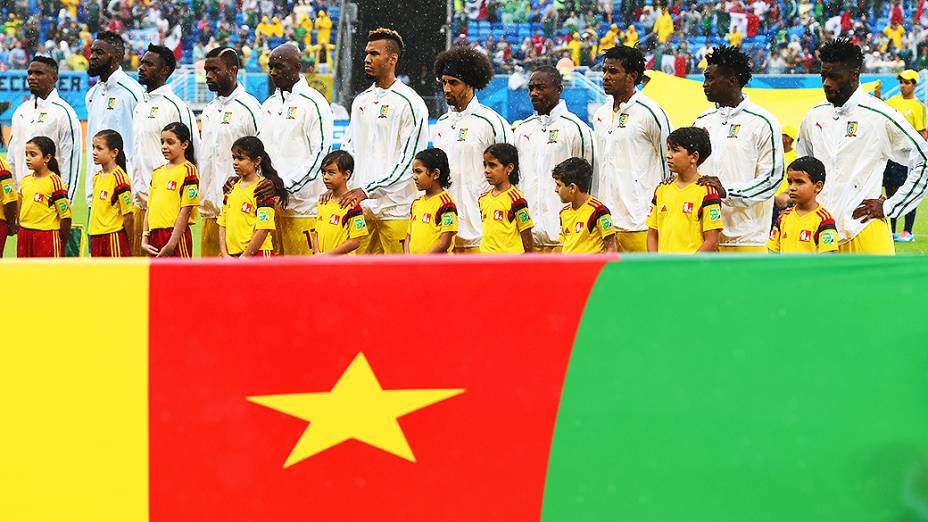 Seleção de Camarões durante o Hino do país antes do jogo contra o México na Arena das Dunas, em Natal