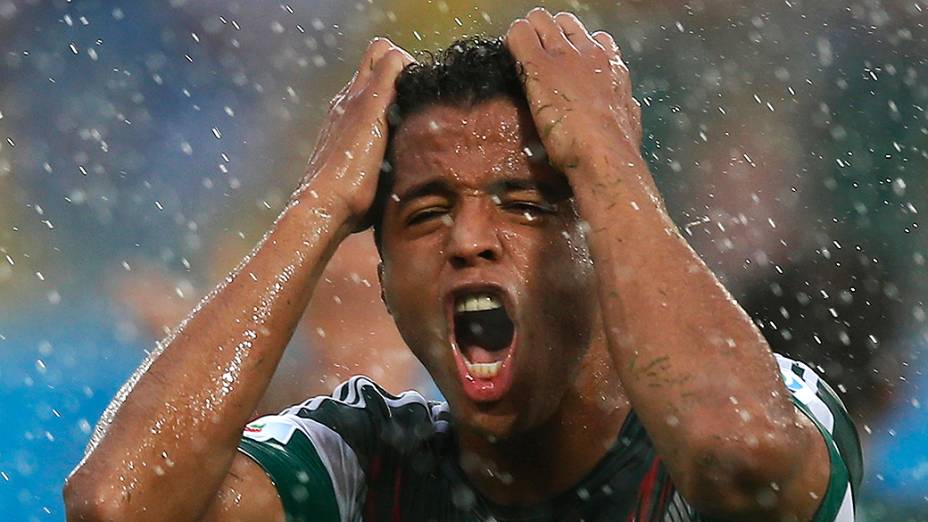 O jogador do México, Giovani Dos Santos, reclama com o bandeirinha após gol anulado