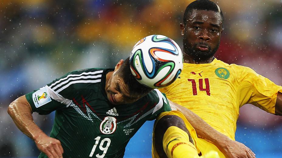 Oribe Peralta, do México, cabeceia a bola em lance no jogo contra Camarões na Arena das Dunas, em Natal