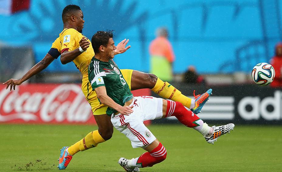 O camaronês Samuel Etoo disputa a bola com Hector Moreno, do México, durante o segundo jogo da Copa do Mundo, em Natal