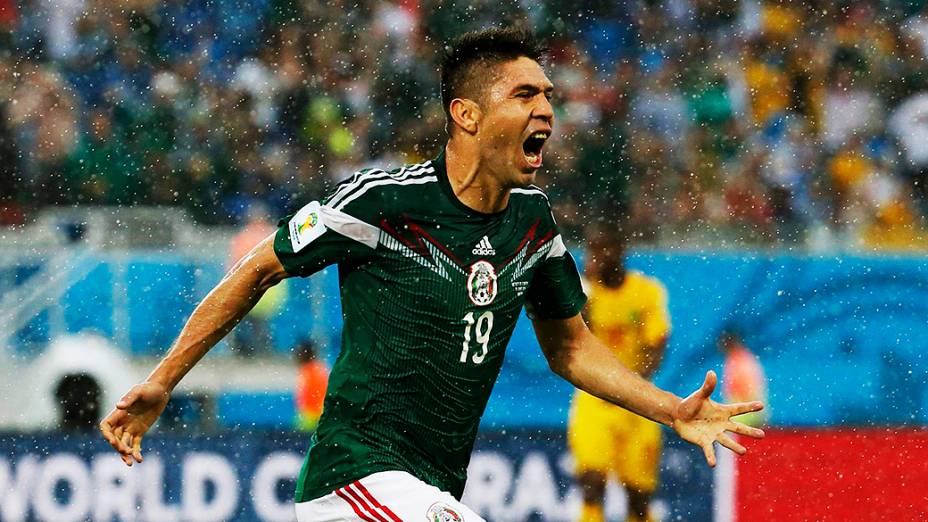 Oribe Peralta, do México, comemora gol contra Camarões na Arena das Dunas, em Natal