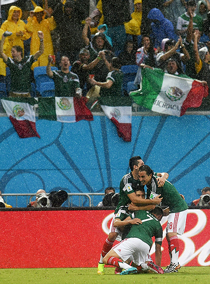 Jogadores da seleção mexicana comemoram gol contra Camarões, na Arena das Dunas em Natal