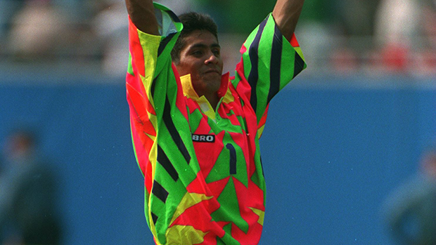 O mexicano Jorge Campos elevou os uniformes coloridos de goleiros a um outro patamar na década de 1990