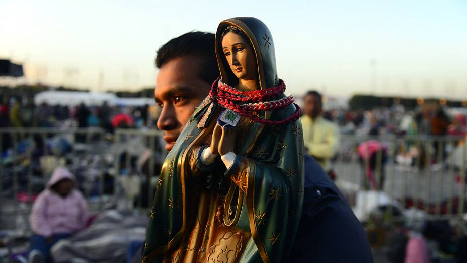 Peregrino segura imagem da Virgem de Guadalupe na Basílica da Cidade do México