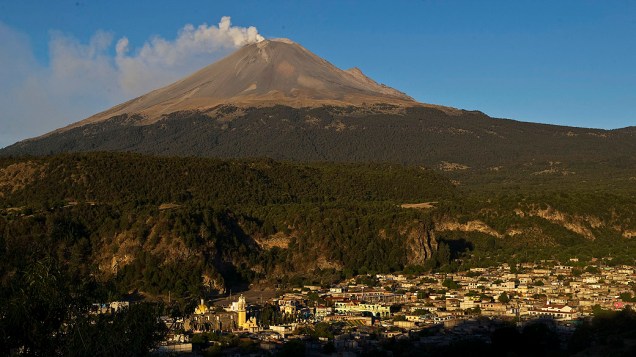 Fumaça sai de dentro do vulcão Popocatepétl em Puebla, no México, enquanto vilarejo ao redor está em alerta