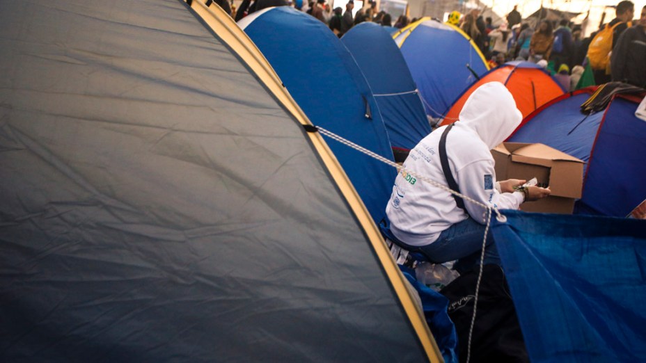 Peregrinos acampados na praia de Copacabana, no Rio de Janeiro
