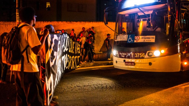 Manifestantes interditaram a Avenida MBoi Mirim durante protesto organizado pelo Movimento Passe Livre (MPL) contra o corte de linhas e pela duplicação da MBoi Mirim no Largo do Piraporinha, nesta segunda-feira (21), em São Paulo