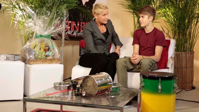 Xuxa entrevista Justin Bieber no camarim antes do show