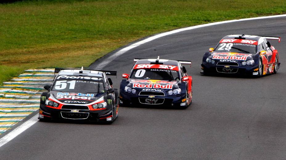 Pilotos correm lado a lado na Stock Car, no Autódromo de Interlagos em São Paulo