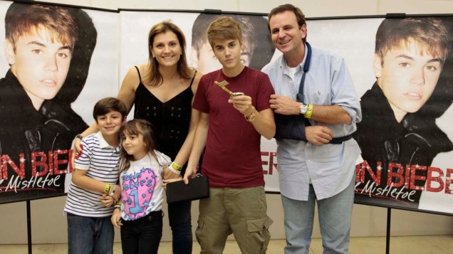 O prefeito Eduardo Paes levou a família e entregou a chave da cidade para Justin Bieber antes do show no Rio de Janeiro