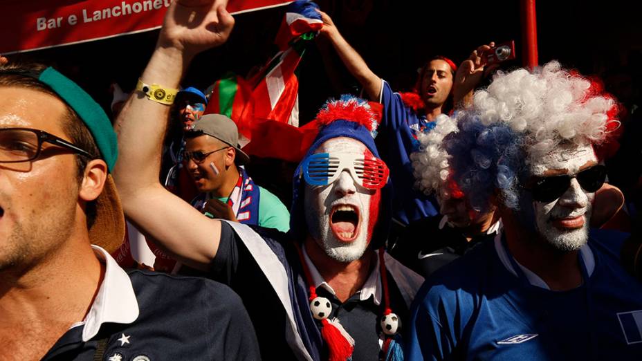 Torcedores da França chegam para o jogo contra o Equador no Maracanã, no Rio