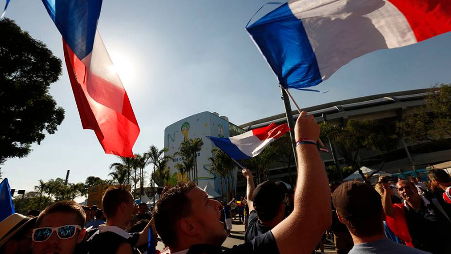 Torcedores da França chegam para o jogo contra o Equador no Maracanã, no Rio