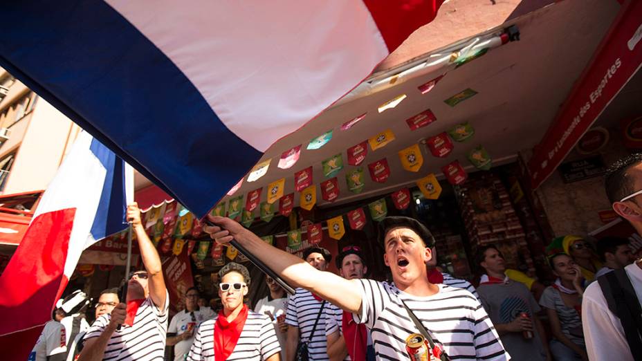 Torcedores da França chegam para o jogo contra o Equador no Maracanã, no Rio