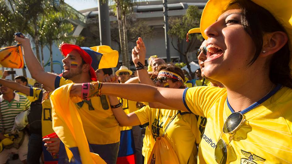 Torcedores do Equador chegam para o jogo contra a França no Maracanã, no Rio