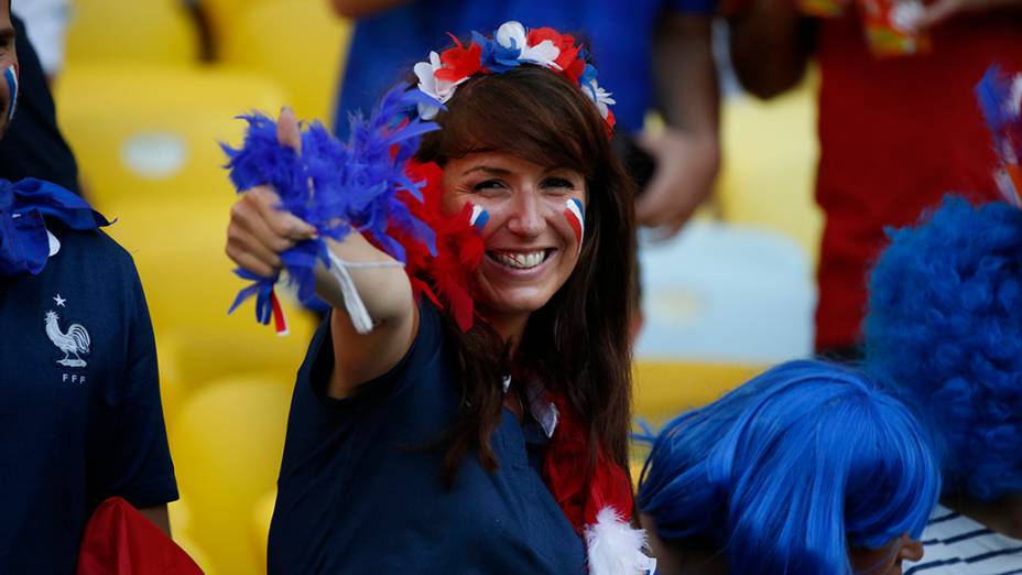 Torcedora da França aguarda o início do jogo contra o Equador no Maracanã, no Rio