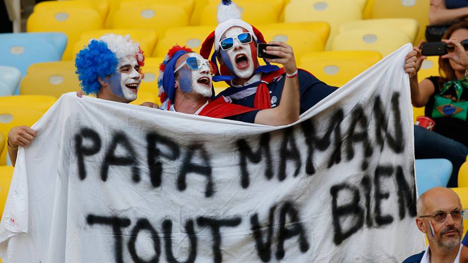 Torcedores da França aguardam o início do jogo contra o Equador no Maracanã, no Rio