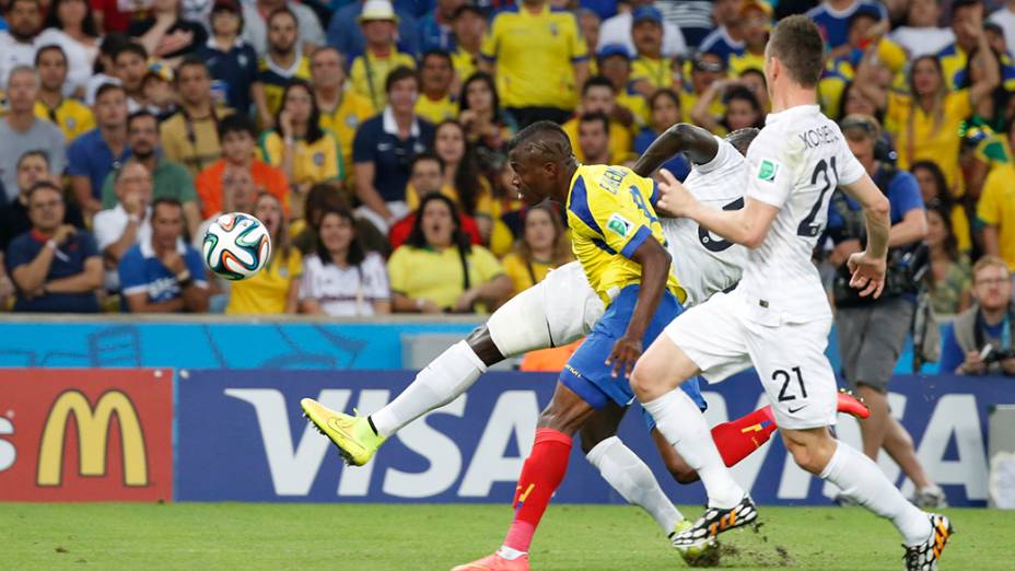 Lance no jogo entre Equador e França no Maracanã, no Rio