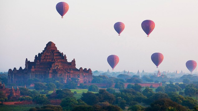Balões sobrevoam alguns dos 3.000 templos budistas e embelezam o céu de Bagan, em Mianmar