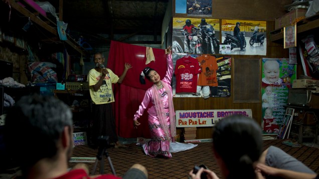 Lu Maw, membro do grupo de comediantes “Moustache Brothers”, em apresentação na cidade de Mandalay, ao norte de Mianmar