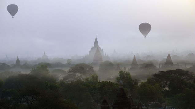 Balões transportando turistas sobrevoam os pagodes (templos) durante a madrugada na antiga cidade de Bagan, ao norte de Mianmar