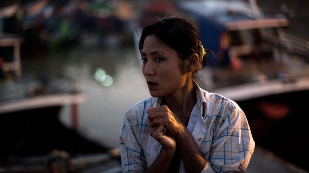 Mulher no mercado do porto de Yangon, Mianmar