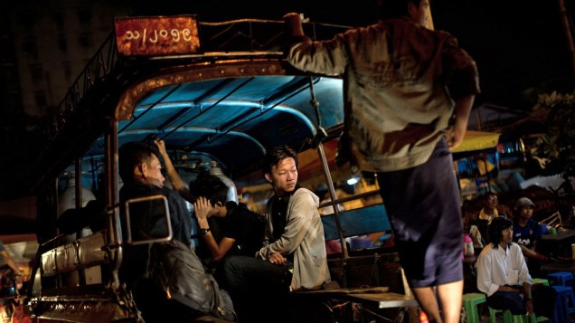 Habitantes saem para o trabalho antes do nascer-do-sol em Yangon, Mianmar