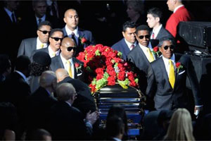 Irmãos carregam caixão de Michael durante memorial