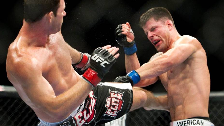 Michael Bisping (à esq.) acerta Brian Stann no UFC 152, em Toronto