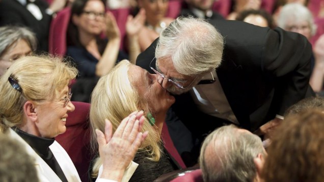 O diretor austríaco Michael Haneke beija a mulher antes de receber o prêmio