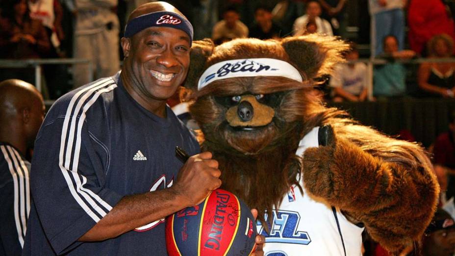 Michael Clarke Duncan posa com mascote da NBA