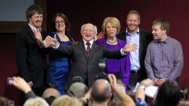 Michael D.Higgins comemora vitória nas eleições presidencias da Irlanda