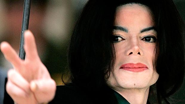 Michael Jackson acena