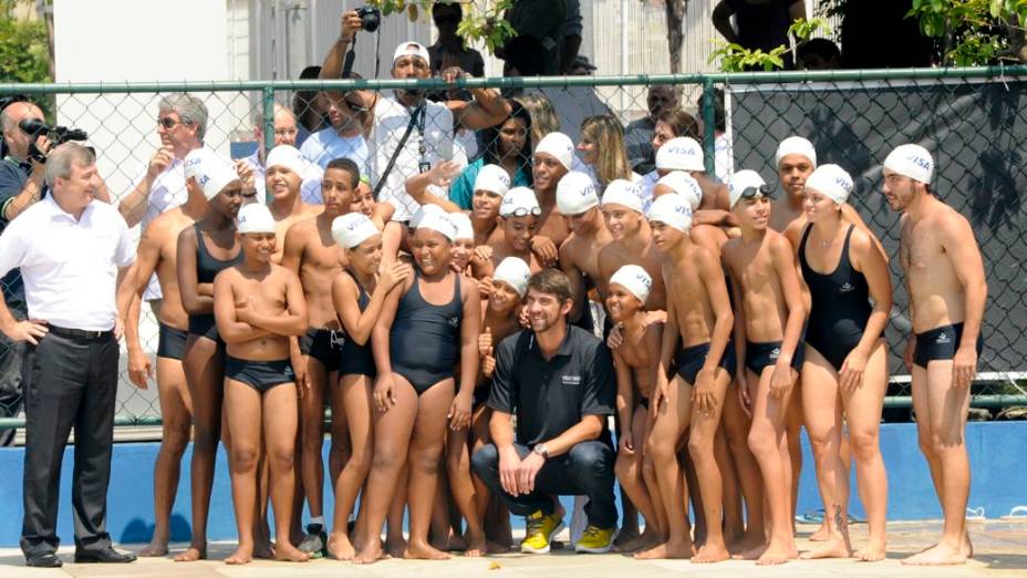 Michael Phelps, maior medalhista da história das Olimpíadas, visita o Complexo do Alemão, no Rio de Janeiro