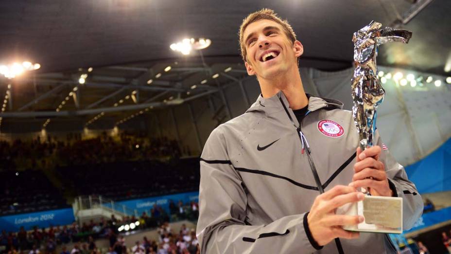Michael Phelps exibe troféu de maior atleta olímpico de todos os tempos recebido nas Olimpíadas de Londres, em 04/08/2012