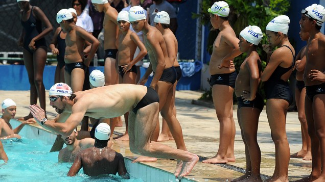 Michael Phelps dá aulas de natação para crianças do Complexo do Alemão, no Rio de Janeiro